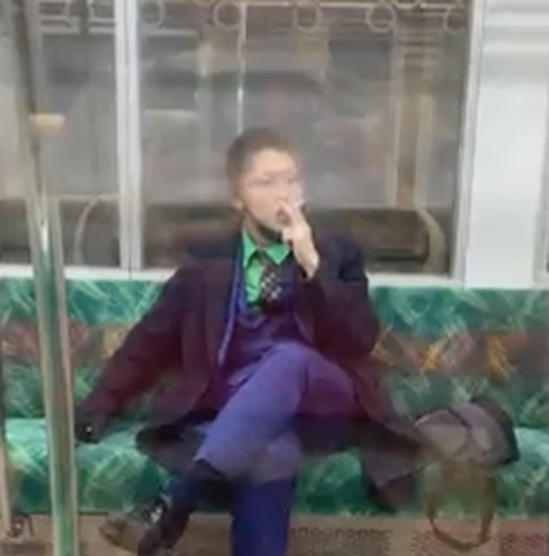 Mannen tog en cigg i godan ro innan han greps av polis Mannen tog en cigg i godan ro innan han greps av polis